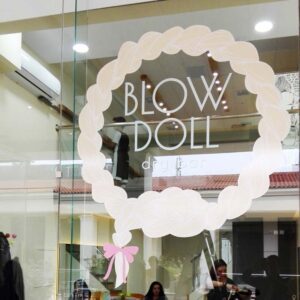 autokollita-vitrinas-koptika-blow-doll