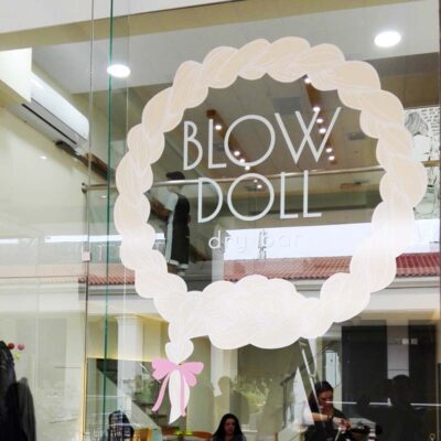 autokollita-vitrinas-koptika-blow-doll