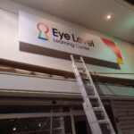 topouetisi-telaro-eye-level-moysamas-strantza-epigrafi