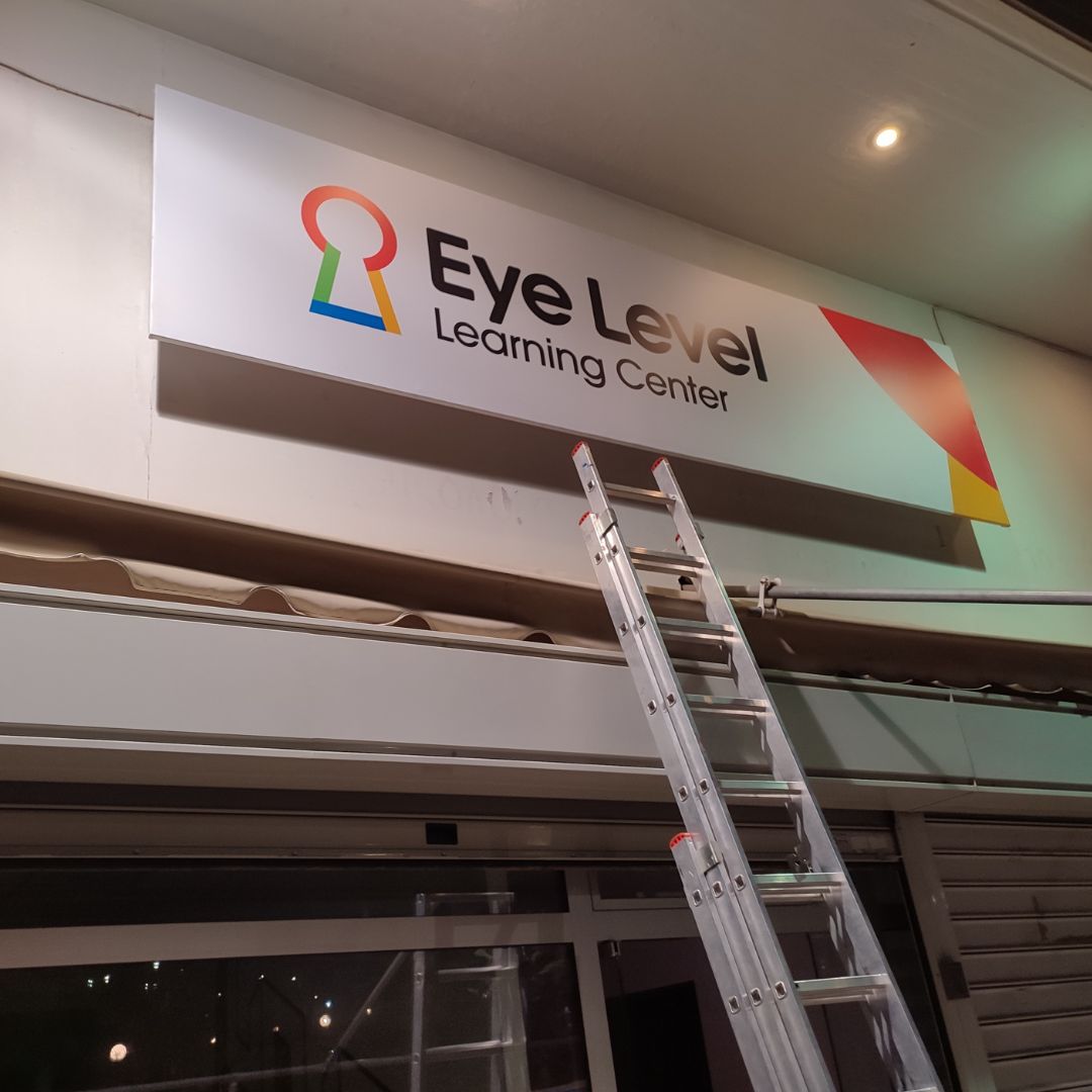 topouetisi-telaro-eye-level-moysamas-strantza-epigrafi