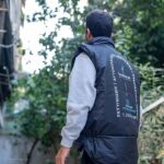 γιλεκο αμανικο μαυρο φουσκωτο εκτυπωση φωτογραφια 2
