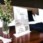 plexiglass-epitrapezio-stand-hotel-2-qr-info
