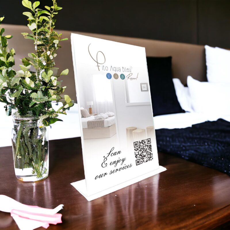 plexiglass-stand-amovoli-ektyposi-binilia-koptika plexiglass-epitrapezio-stand-hotel-2-qr-info