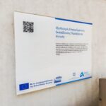 plexiglass-transparent-sign-white-back