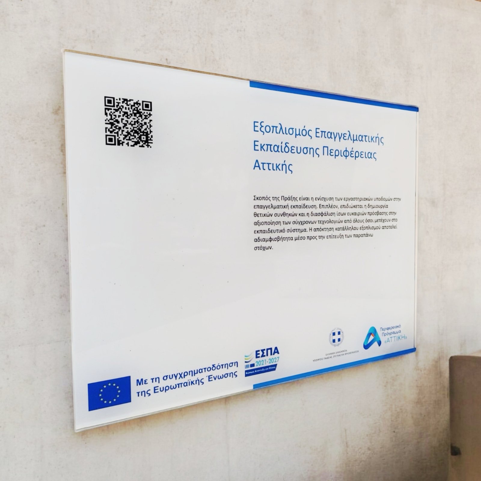 plexiglass-transparent-sign-white-back