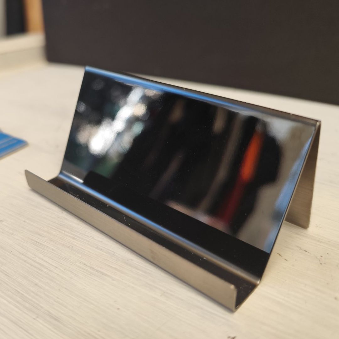 thikes-karton-silver-card-holders-desk